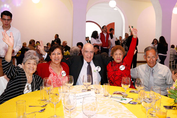 Alegra Dr. Simi a los abuelitos