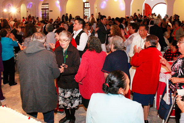 Alegra Dr. Simi a los abuelitos