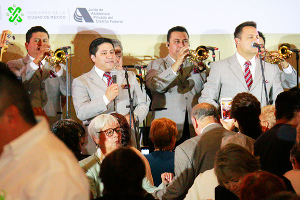 Alegra Dr. Simi a los abuelitos