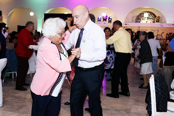 Alegra Dr. Simi a los abuelitos