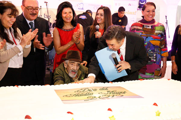Alegra Dr. Simi a los abuelitos