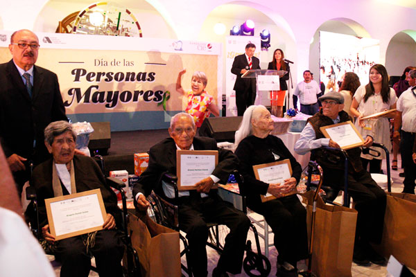 Alegra Dr. Simi a los abuelitos