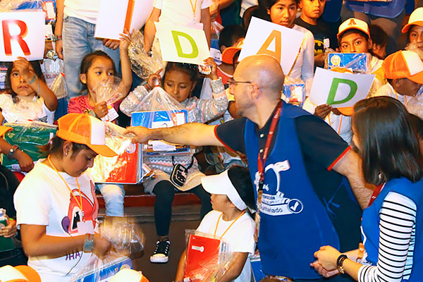 Apuesta Dr. Simi por la educación