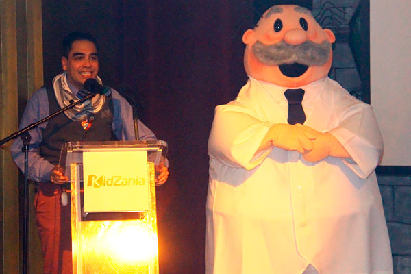 Apuesta Dr. Simi por la educación